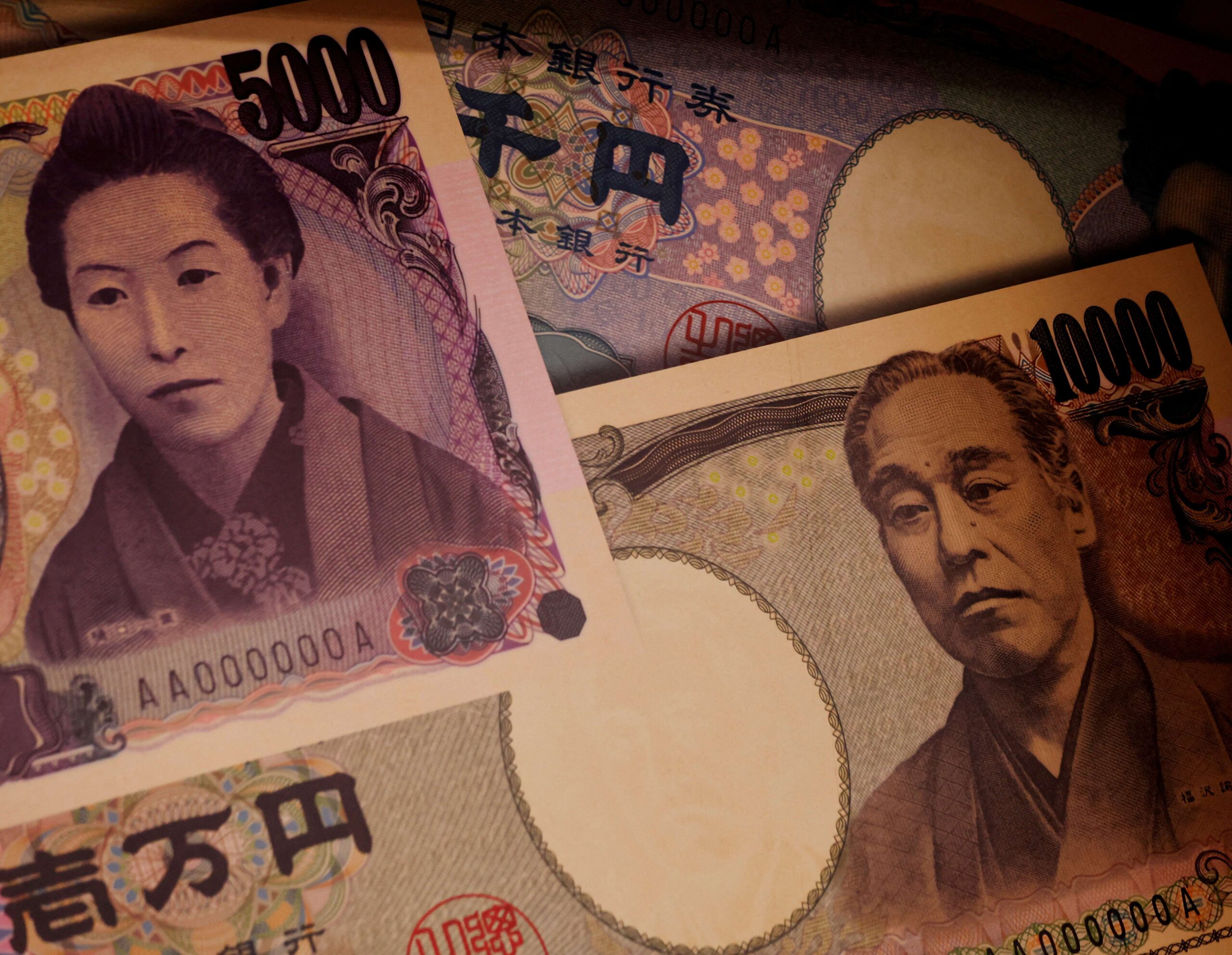 Dólar avança na presença de euro e iene, com dados em foco; iene renova mínimas em 34 anos