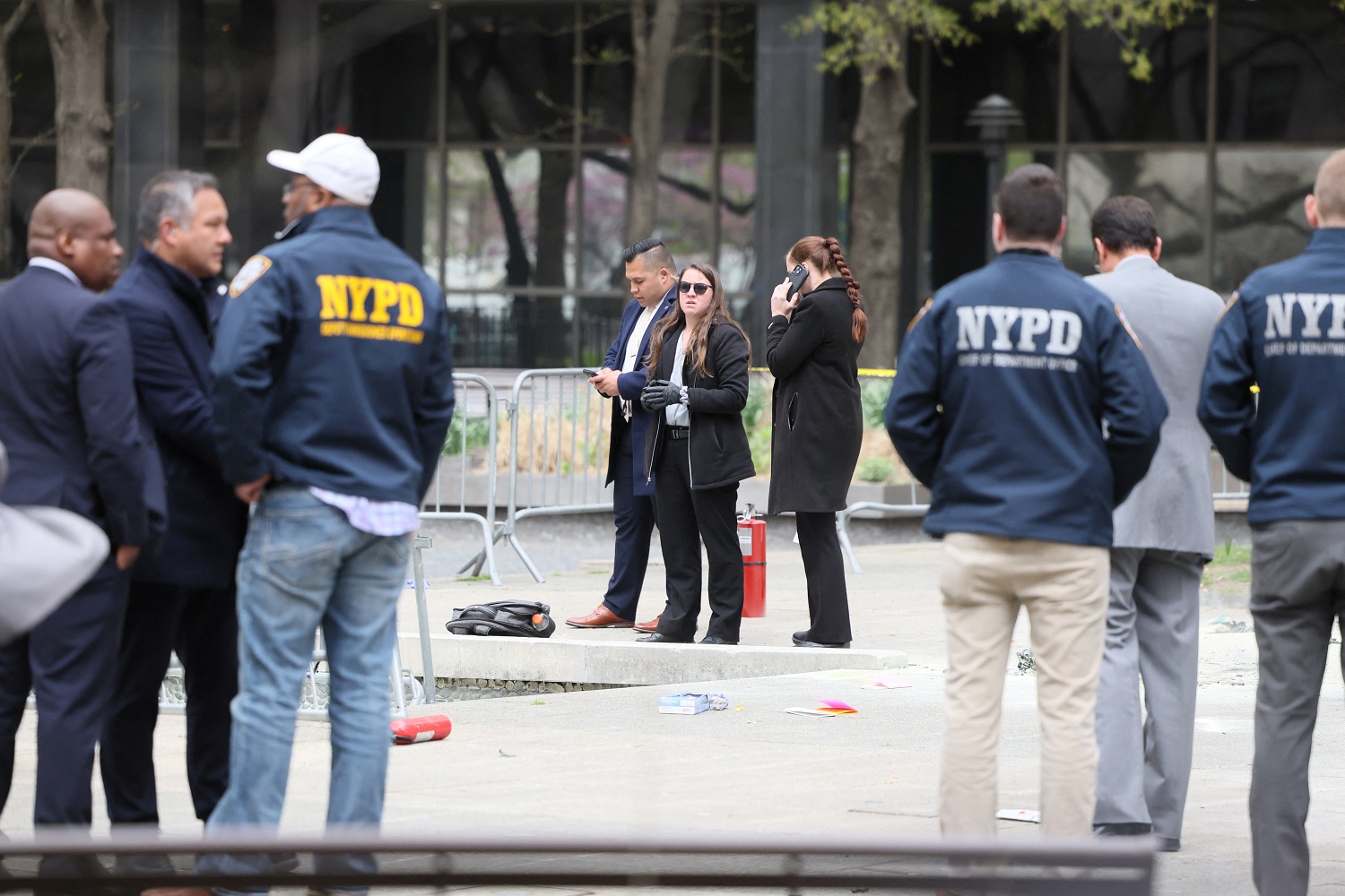 Varão ateia queimação a si mesmo em vanguarda a judicatura no qual Trump é julgado em NY
