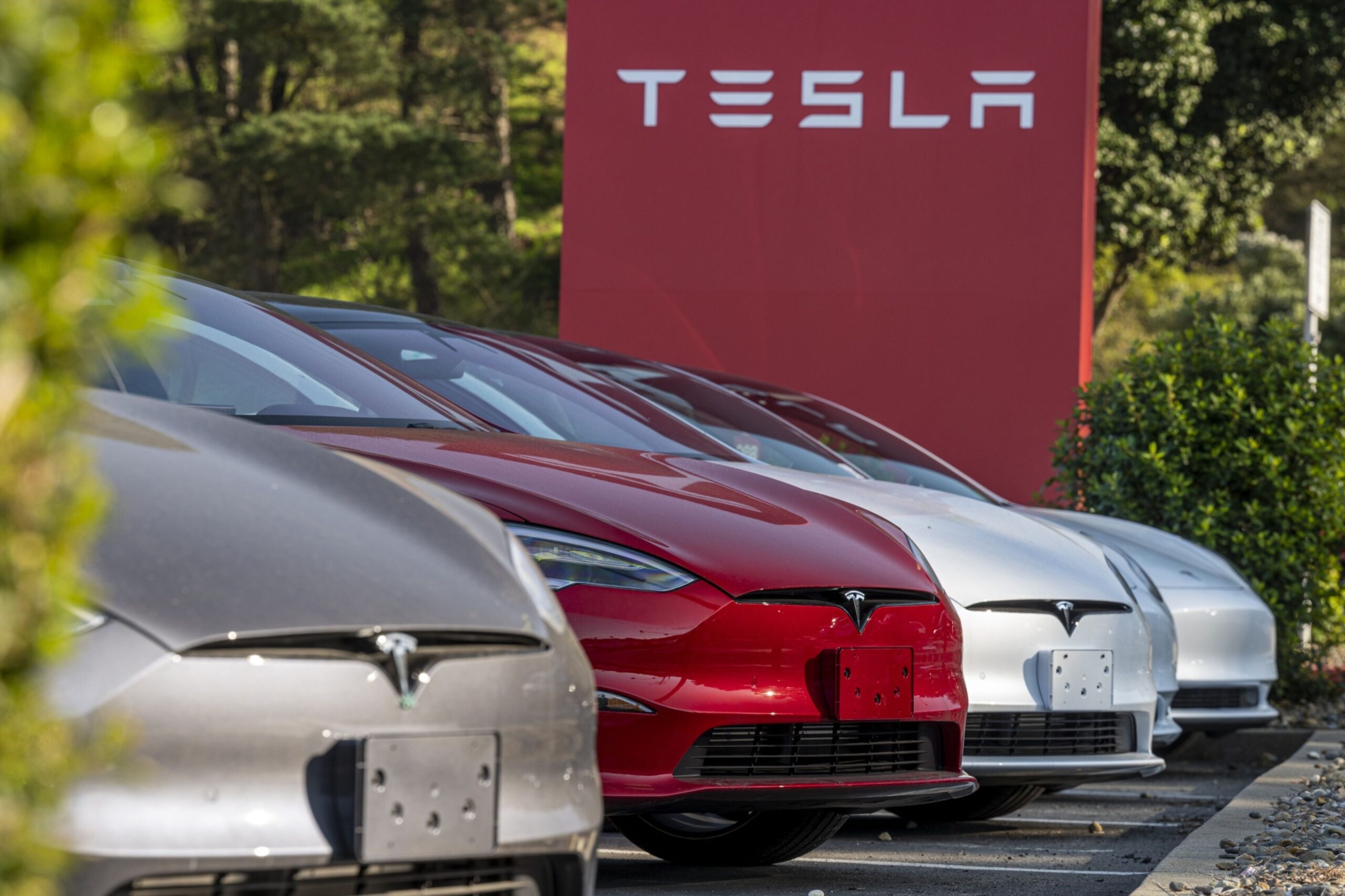 Tesla passa o cândido de semana cortando preços de carros e software FSD