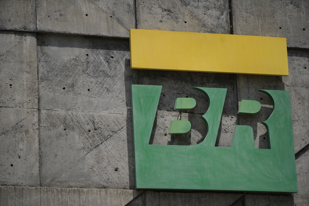 Petrobras (PETR4) sobe, todavia distanciado da anexim; Prates descarta reajuste para gasolina