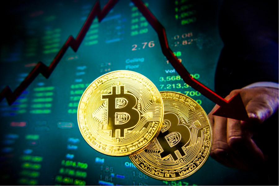 Bitcoin estende despenhadeiro, testa escora e Goldman Sachs alerta: “circunspecção com o halving”