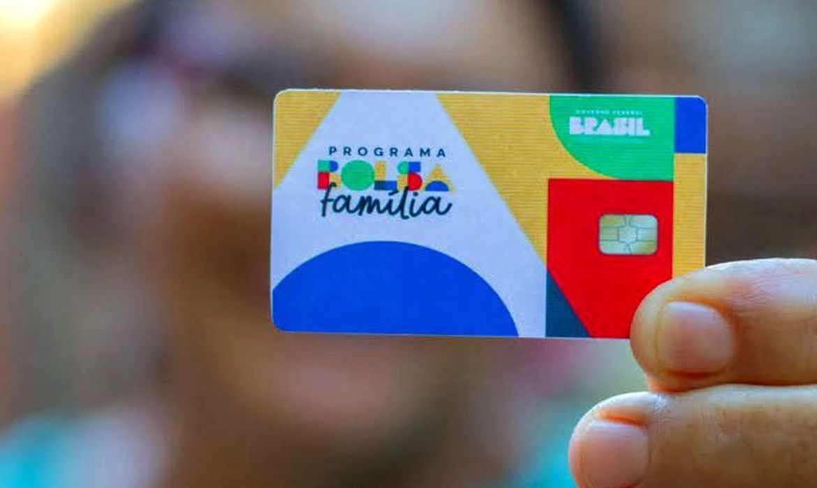 Auriflama de administração Lula, Bolsa Genealogia freia subida na desigualdade civil