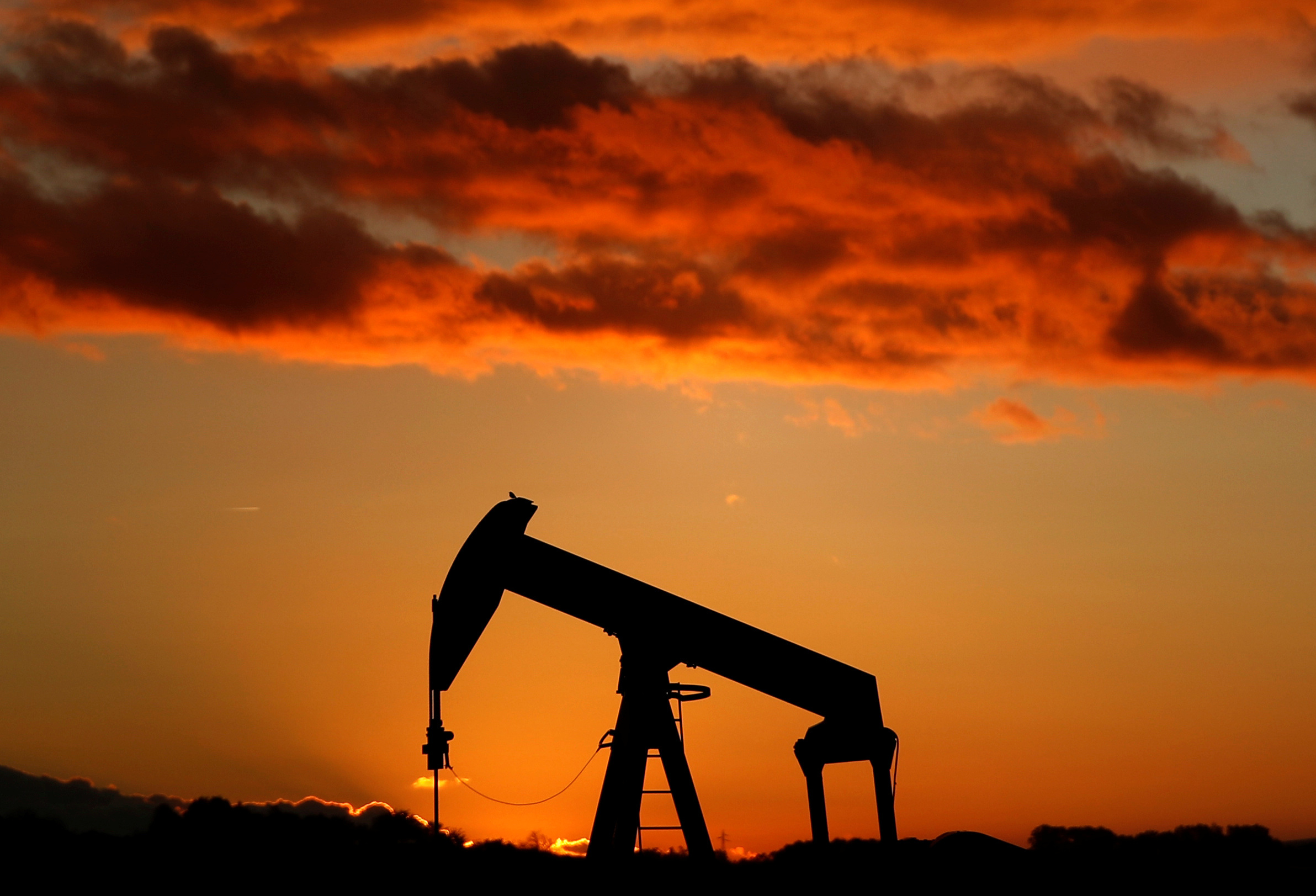Petróleo sobe e acumula ganhos na semana; Brent é cotado a US$ 83,98