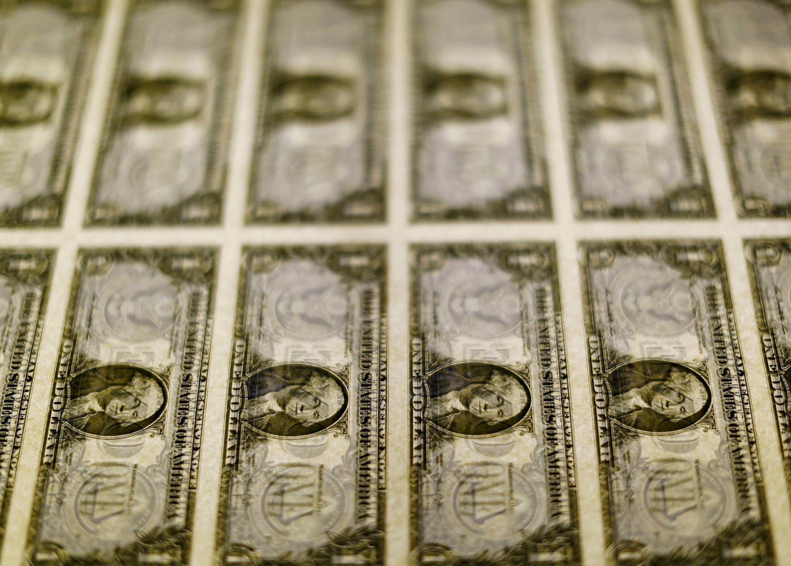 Dólar cai a R$ 5,10 com falas de Campos Neto e exterior; baixa na semana é de 1%