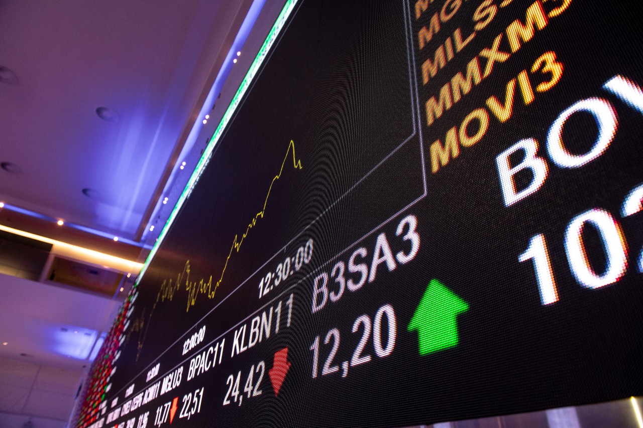 Com Ibovespa em baixa e juros altos, o que executar com sua mesa de ações?