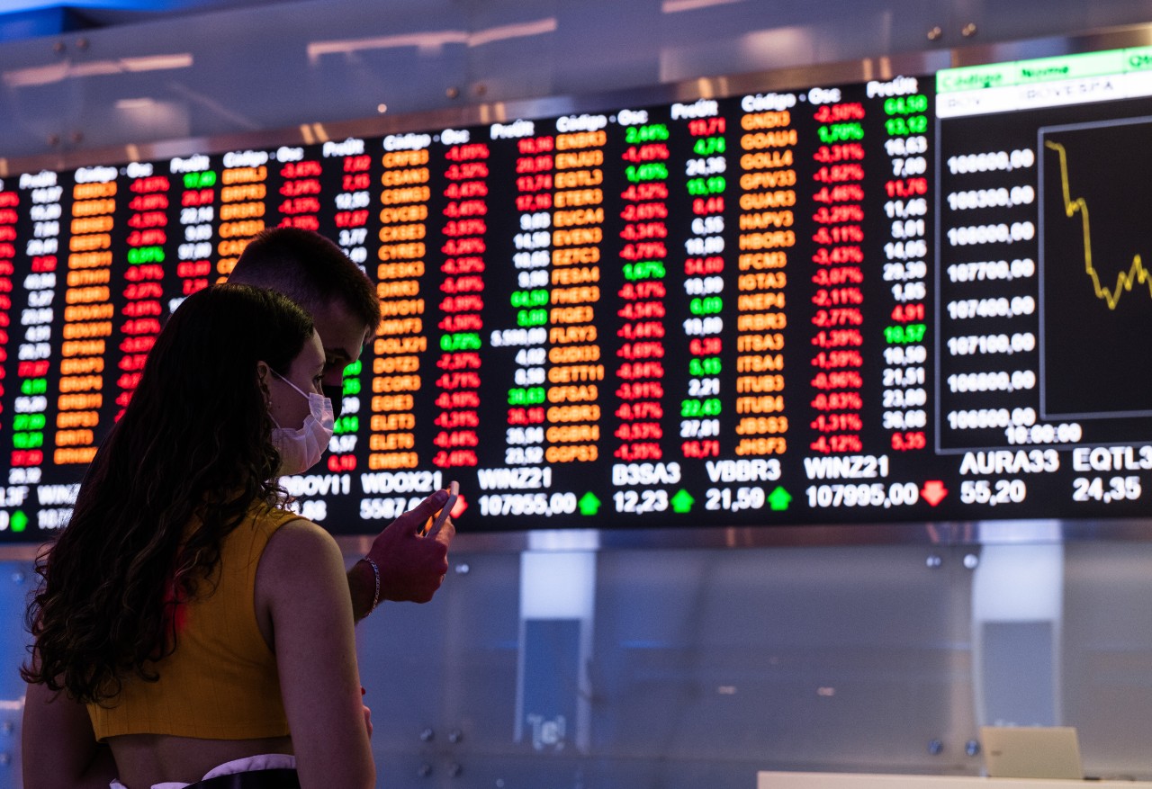 Ibovespa Ao Vivo: Bolsa sobe com exterior e HAPV3, apesar de quedas de VALE3 e PETR4