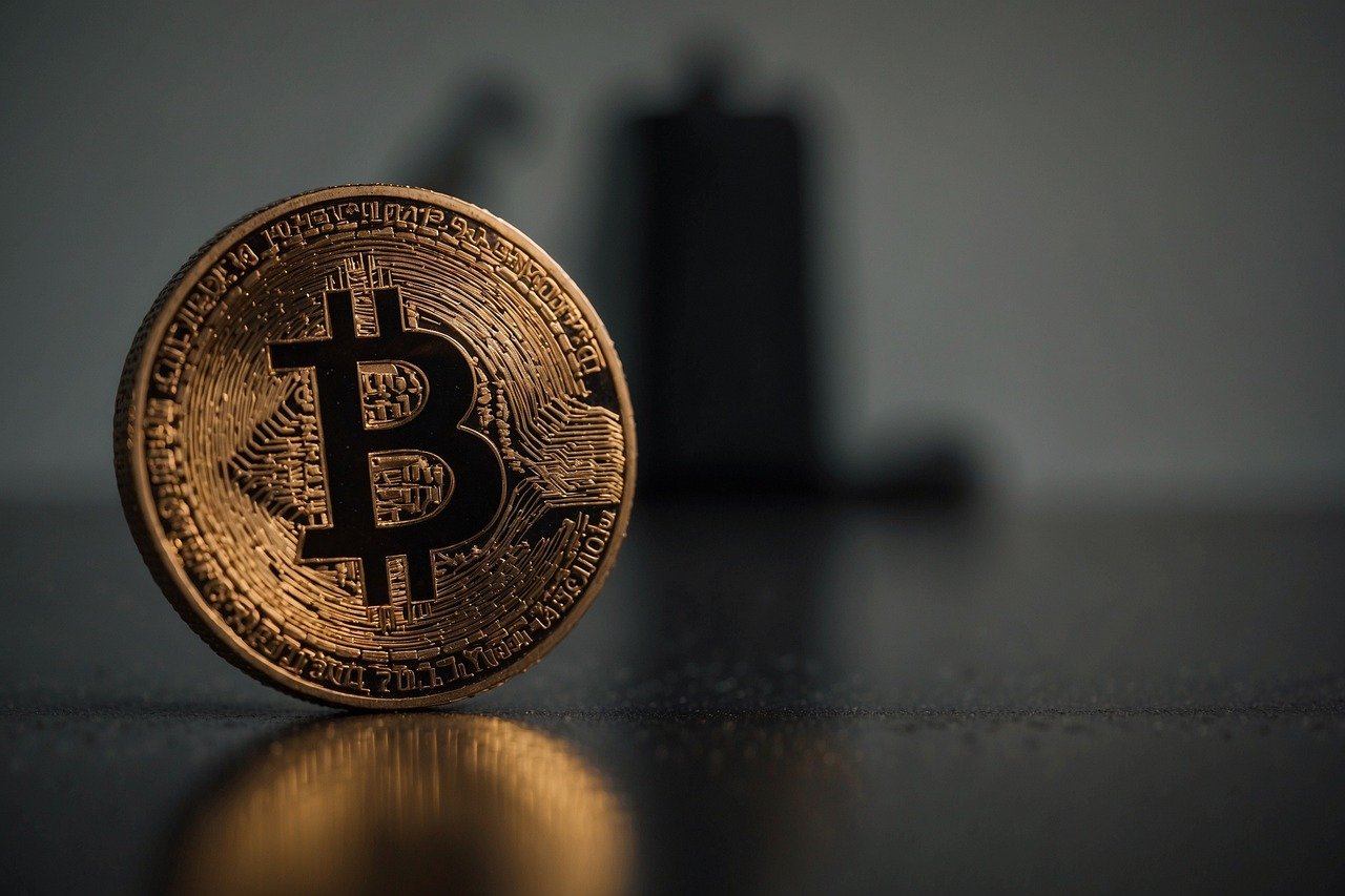Bitcoin acelera, liquida traders vendidos e se aproxima de novidade ditado