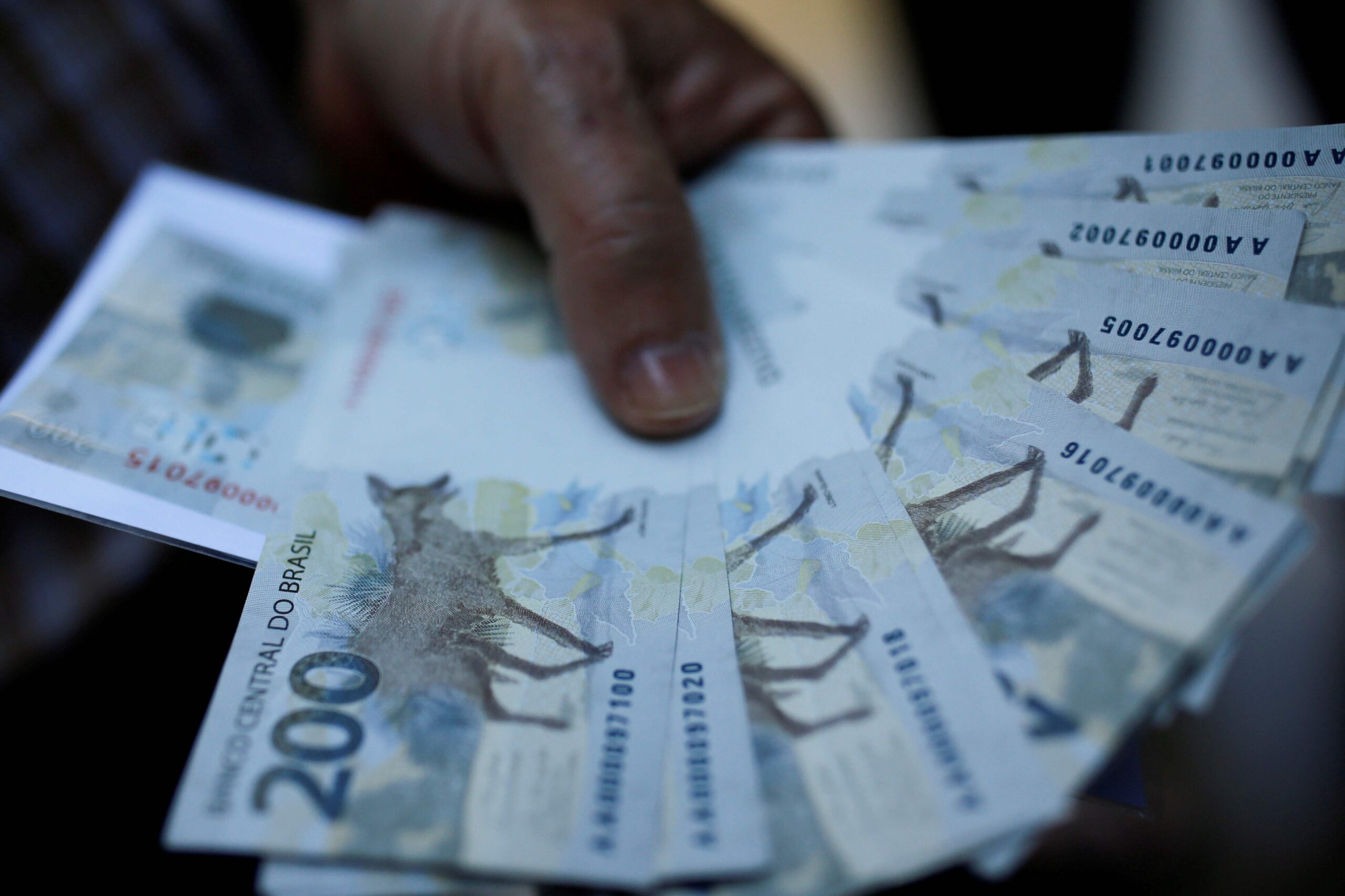 Taxas de juros futuros avançam com expectativa de Selic maior