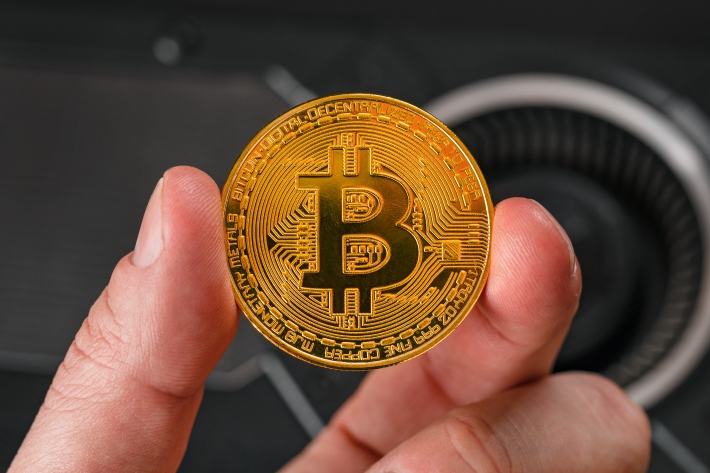 Bitcoin estanca perdas e caminha para encerrar semana em subida