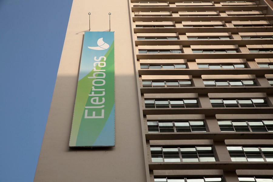 Trabalhadores da Eletrobras convocam associação para determinar a cerca de greve Trabalhadores da Eletrobras convocam associação para determinar a cerca de greve
