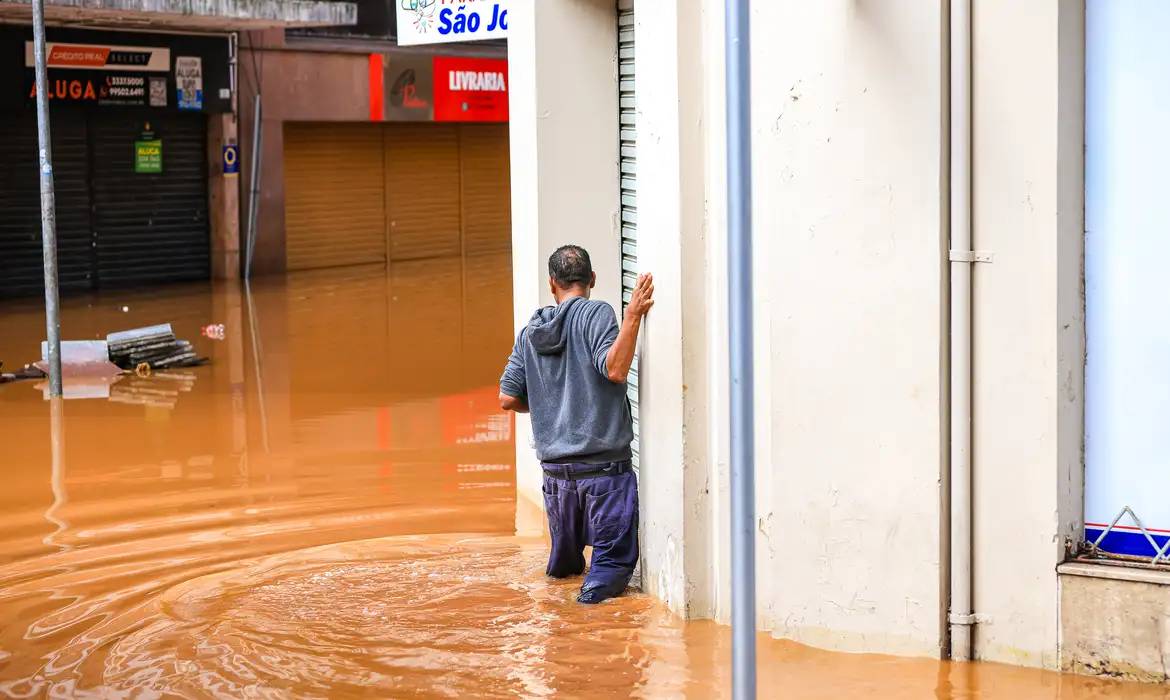Porquê esmolar indenização, consertar morada e faltas no labuta por sinistro congénito?