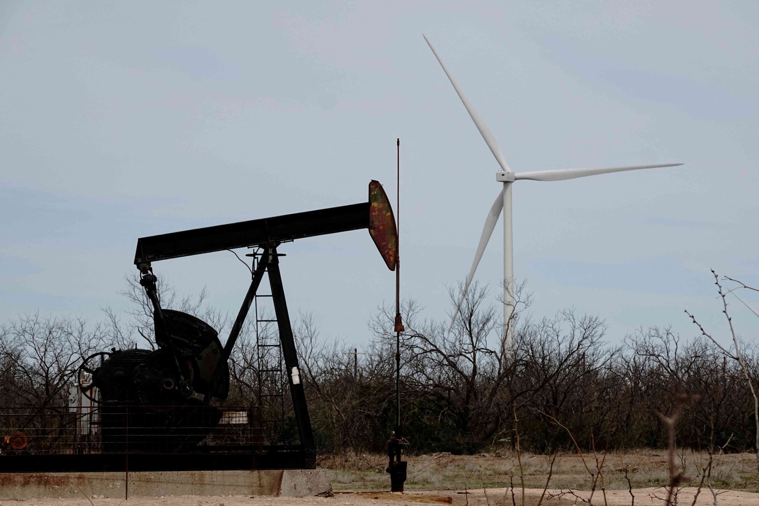 Juros elevados nos EUA por mais período podem afetar demanda de petróleo e preços caem