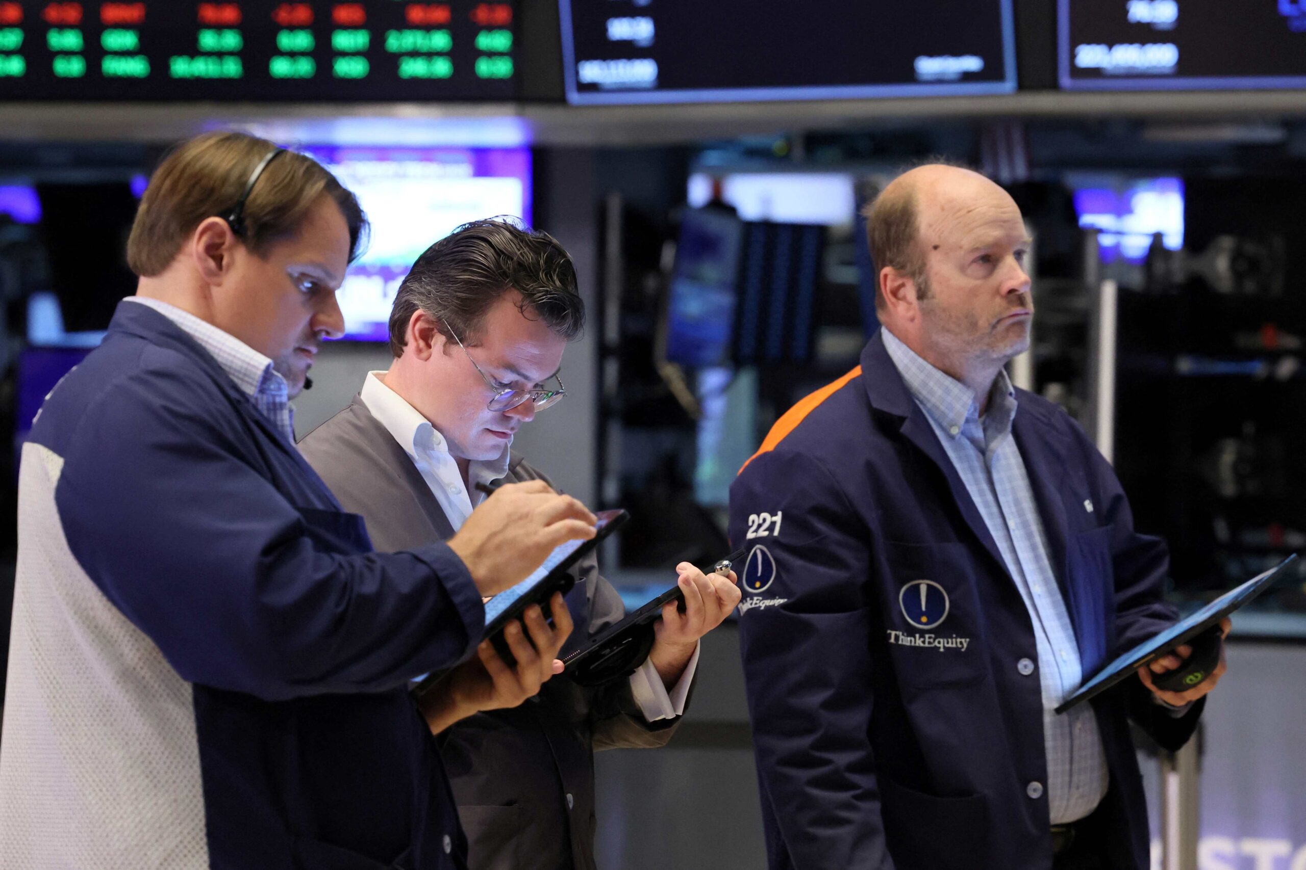 Dow Jones sobe com dados fracos a respeito de aplicação nos EUA
