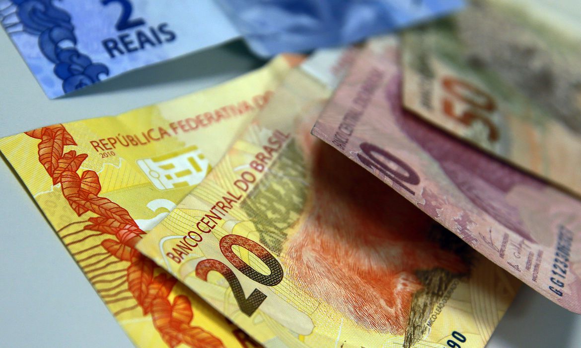 Taxas futuras de juros irrito na contramão dos EUA e fecham em ligeiro subida