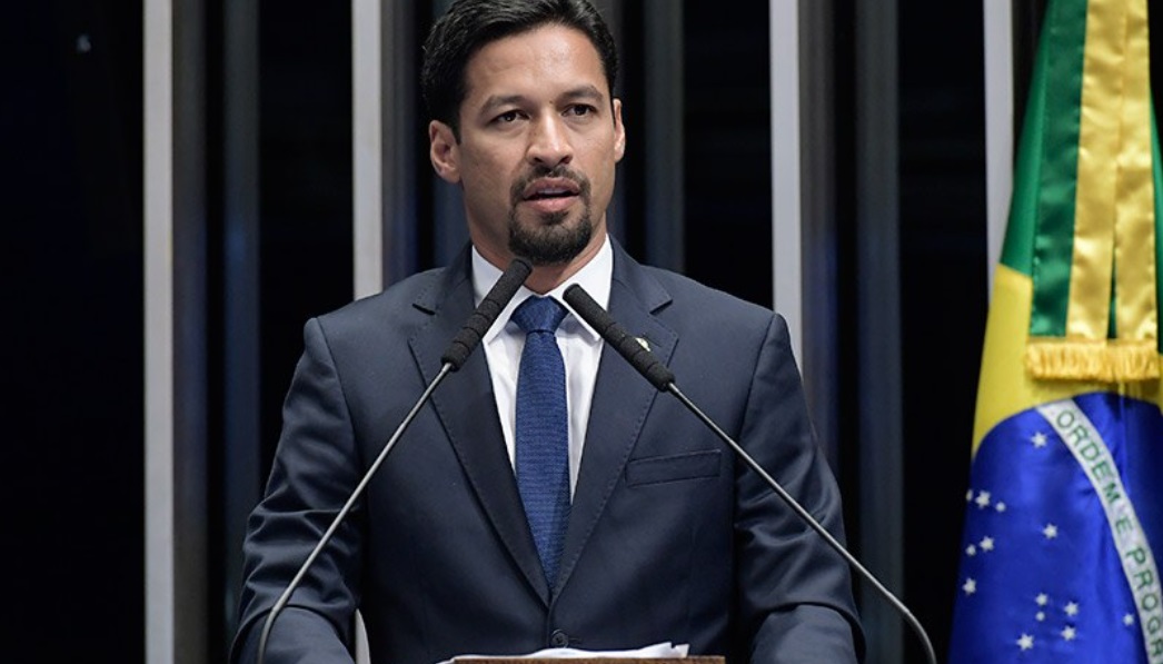 Narrador no Senado desafia conformidade entre administração e Reunião e retira “tributo da blusinha”
