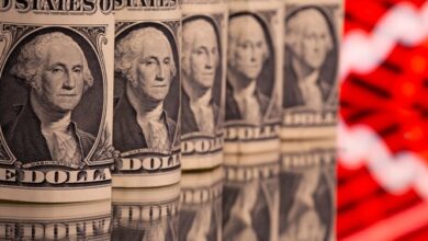 Dólar cai, mas segue perto da máxima do ano, a R$ 5,64, com pressão sobre emergentes
