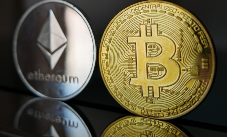Bitcoin recua e Ethereum despenca com fuga de ETFs Bitcoin recua e Ethereum despenca com fuga de ETFs